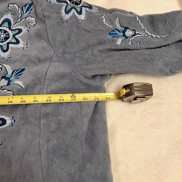 Bob Mackie Wearable Art Fleece Jacket – Gray Embroidered Floral – Plus Size 2X - Picture 6 of 7